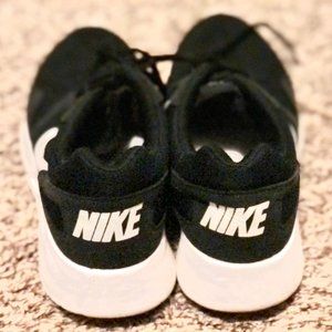 Black Nike Roshe Shoes